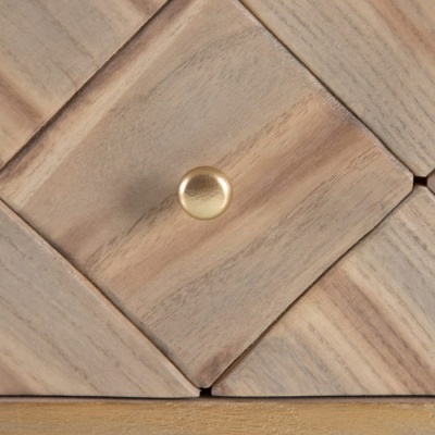 Detalhe de móvel em madeira clara com puxador metálico dourado