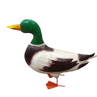 Pato decorativo de madeira com cabeça verde e corpo branco e castanho