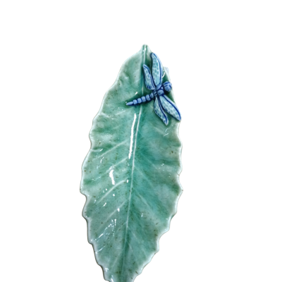 Prato decorativo cerâmica verde em forma de folha com libélula azul