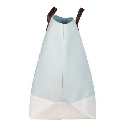 Mala tipo saco azul claro com base creme e alças castanhas