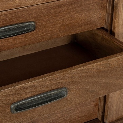 gaveta de madeira castanha com puxadores metálicos pretos