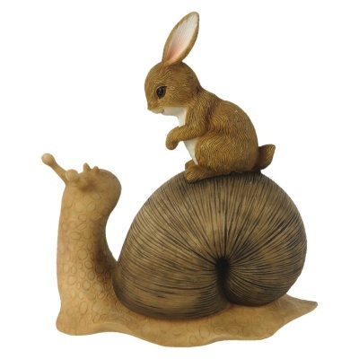 Escultura de caracol com coelho sentado na concha