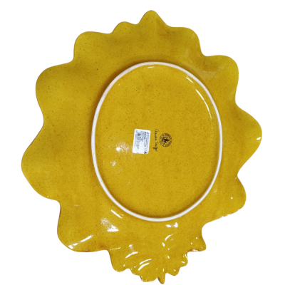 Prato cerâmico amarelo com bordas onduladas e etiqueta