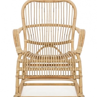 Cadeira de descanso em rattan natural com estrutura em madeira clara