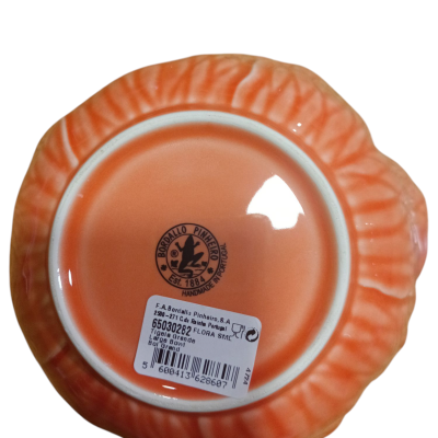 Prato cerâmico laranja com textura e etiqueta na base