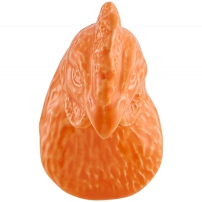 Estatua de cabeça de galinha laranja em cerâmica sobre fundo branco.