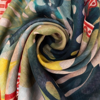 tecido colorido com padrão abstrato enrolado em espiral