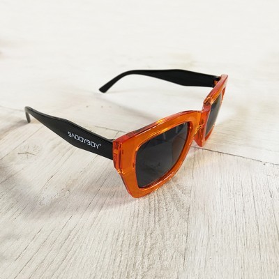 Óculos de sol com armação quadrada laranja e hastes pretas com texto
