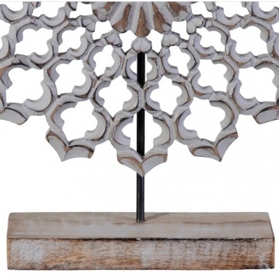 Escultura decorativa com base de madeira e estrutura branca geométrica vazada