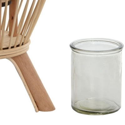 Frasco de vidro transparente ao lado de base de madeira clara em fundo branco