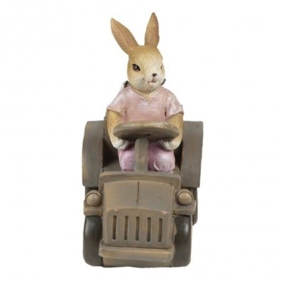Figura decorativa de coelho rosa num carro vintage castanho