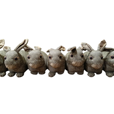 Oito peluches de coelhos feitos com tecido castanho e bege alinhados