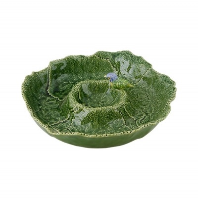 Prato de cerâmica verde em forma de folha com textura detalhada