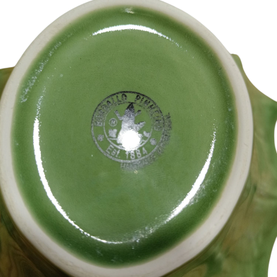 Base de cerâmica verde com selo preto circular