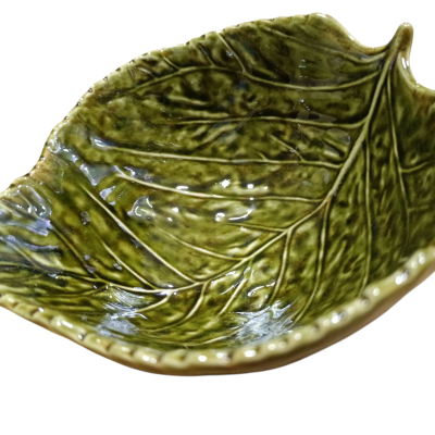 Prato cerâmico verde em forma de folha com textura detalhada.