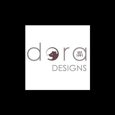 Logótipo da marca dora DESIGN com cavalo marinho e data EST. 1991