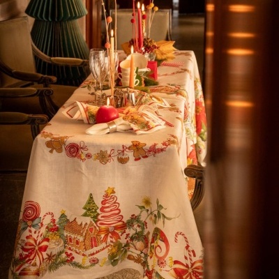 Toalha de mesa de Natal com decoração e velas acesas