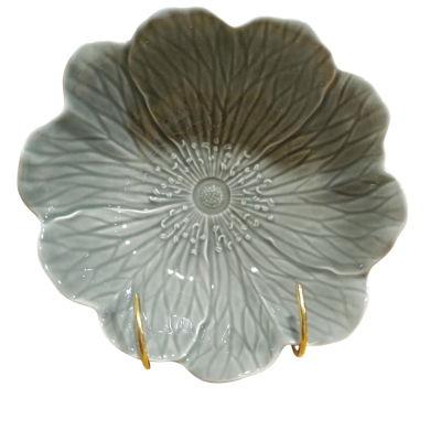 Prato decorativo em cerâmica na forma de flor verde e cinza com suporte