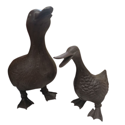 Esculturas de metal de dois patos castanhos escuros