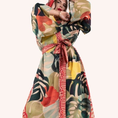 Kimono longo colorido com padrão de folhas e faixa vermelha