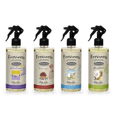 Quatro frascos pulverizadores de fragrâncias Freshness com diferentes rótulos coloridos.