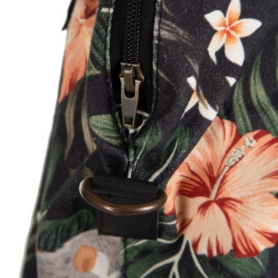 Close-up de fecho de correr e padrão floral em mochila ou bolsa