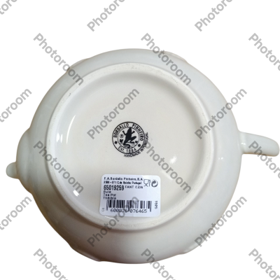 Base de bule de cerâmica branca com selo Bordalo Pinheiro e etiqueta com código de barras.