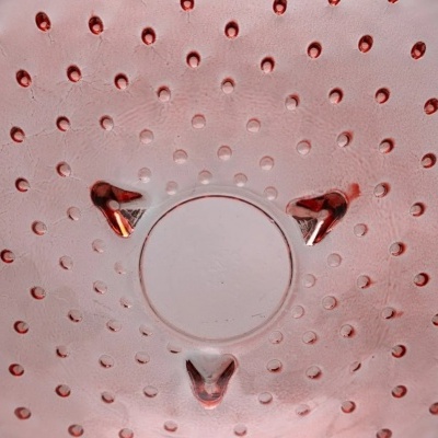 Interior de liquidificador com lâminas metálicas e textura pontilhada