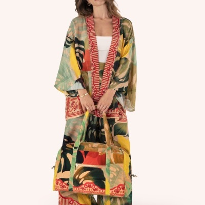 Conjunto tropical colorido com mala de viagem combinando em fundo claro