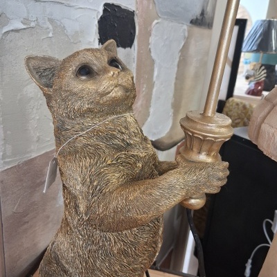 https://www.pinheirobravo.pt/product/candeeiro-gato-dourado