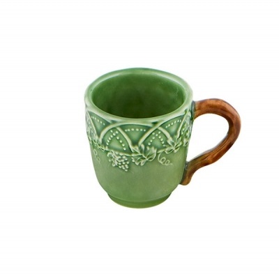 Caneca verde de cerâmica com padrão e pega castanha