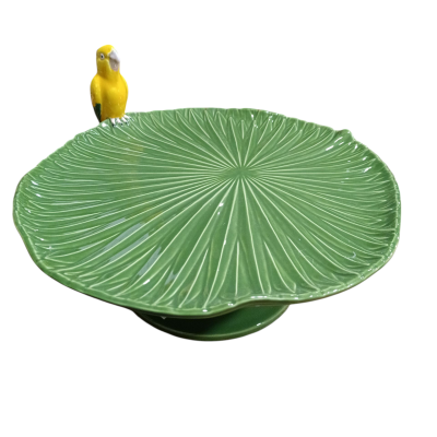 Prato verde de cerâmica com padrão de folhas e pássaro amarelo decorativo