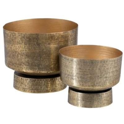 Dois cachepots redondos de metal com acabamento bronze envelhecido e interior dourado