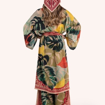 Conjunto de roupa longo estampado com folhas tropicais e lenço combinando