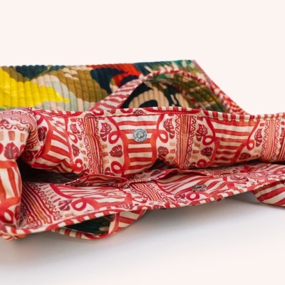 Bolsa em tecido estampado vermelho e branco com fecho de mola