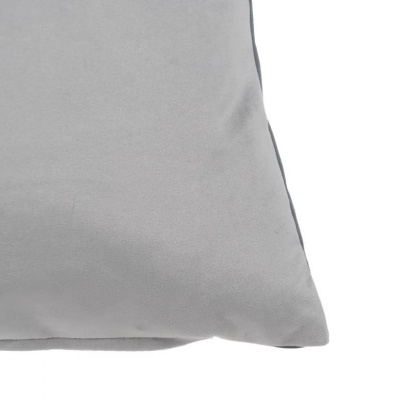 Almofada cinzenta em tecido macio com costuras nas bordas