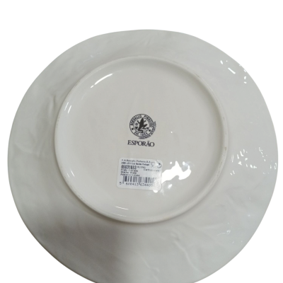 Prato branco de cerâmica com textura nas bordas e etiqueta de código no verso