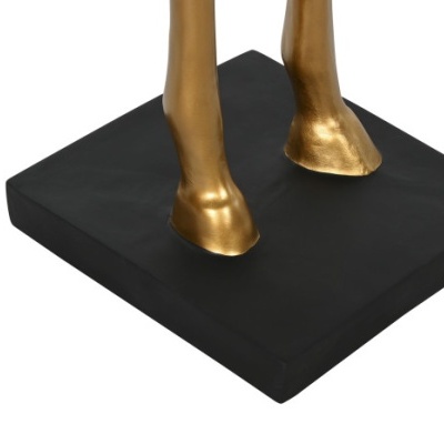 Base preta quadrada com pés dourados brilhantes