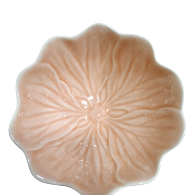 Prato decorativo em forma de flor rosa salmão com textura ondulada