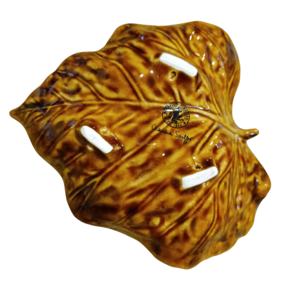 Assadeira de cerâmica castanha em forma de folha