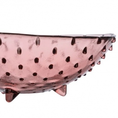 Taça ou prato raso em vidro rosa translúcido com textura pontilhada em relevo.