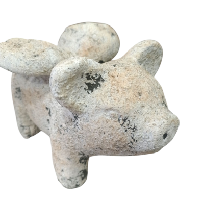 Estátua de pedra de animal com asas em fundo branco