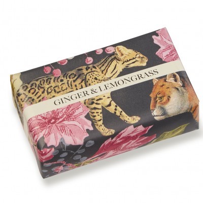 Sabonete embalado com padrão de tigres e flores em fundo escuro, faixa com texto