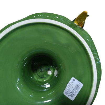 Recipiente de cerâmica vidrada verde com asa amarelada e etiqueta com código de barras