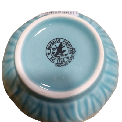 Base de tigela de cerâmica azul com logótipo e texto Bordallo Pinheiro.