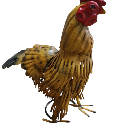 Escultura decorativa de galo em metal pintado com recortes para simulação de penas