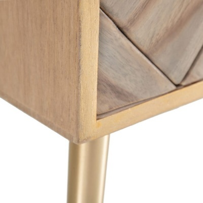 Móvel de madeira clara com padrão frontal em losangos de madeira escura e pernas douradas
