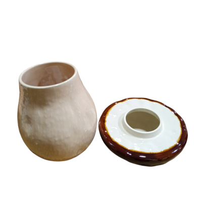 Jarro de cerâmica bege com tampa branca e castanha