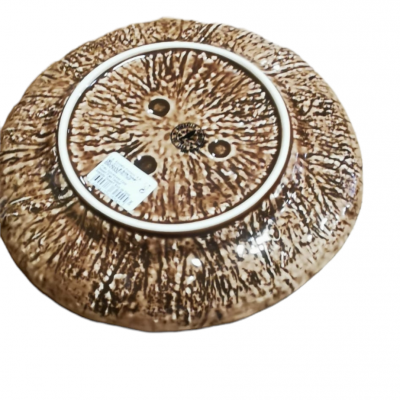 Base de prato de cerâmica castanho com etiqueta branca