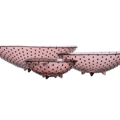 Três taças decorativas de vidro rosa com bolinhas pretas